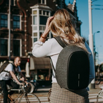 Рюкзак антивор с тревожной кнопкой XD Design Bobby Cathy Backpack Black (P705.211) Рюкзак антивор с тревожной кнопкой XD Design Bobby Cathy Backpack Black (P705.211)